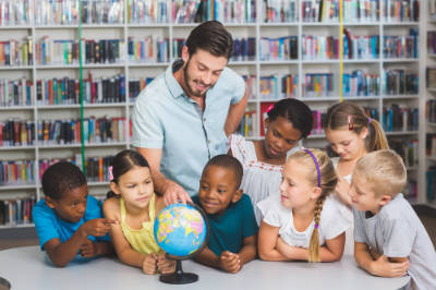 europlacements-teacher-with-children-and-globe